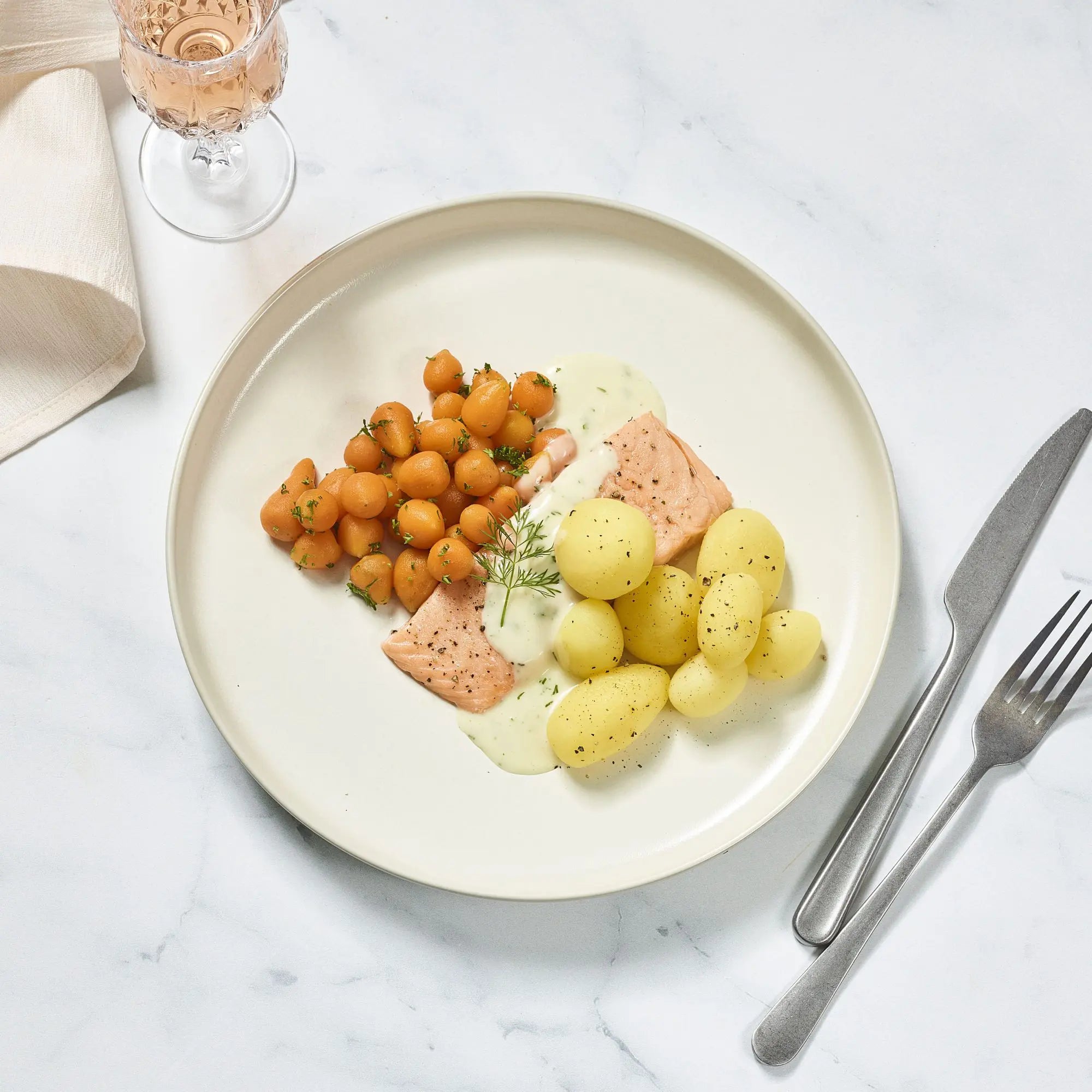 Gebakken zalm met dillesaus, krieltjes en wortelmix