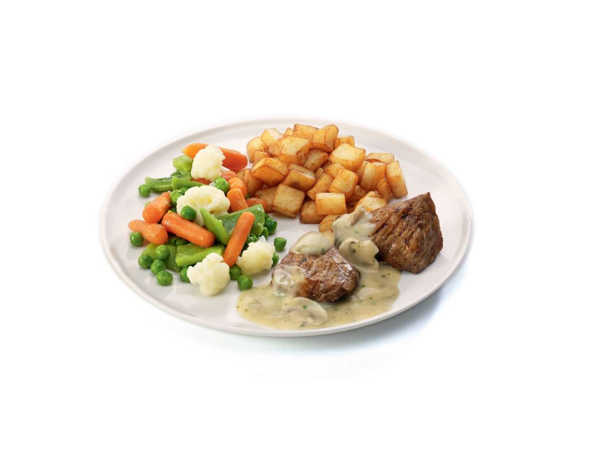 Varkenshaas in champignonsaus met een groentemix en gebakken aardappelen