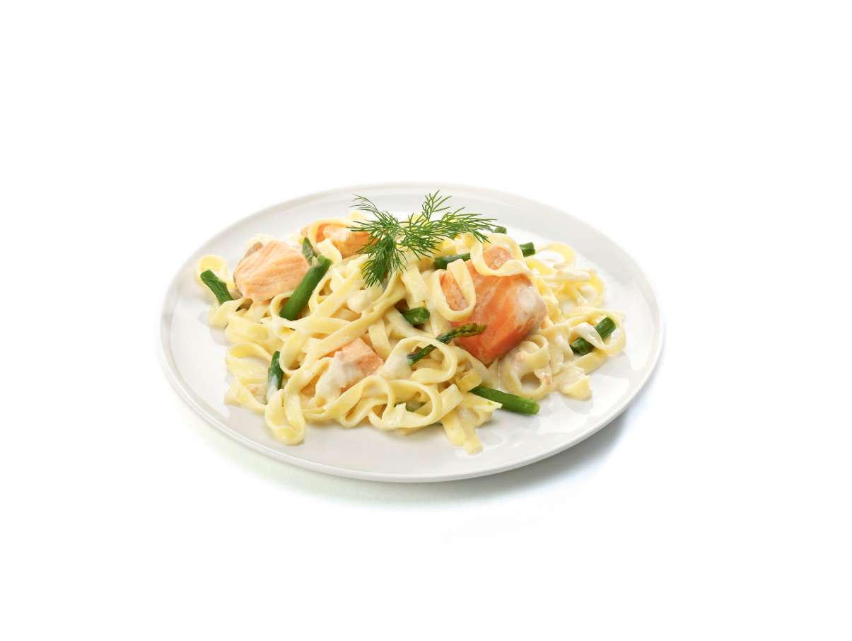 Romige tagliatelle met zalmstukjes en groene aspergepuntjes